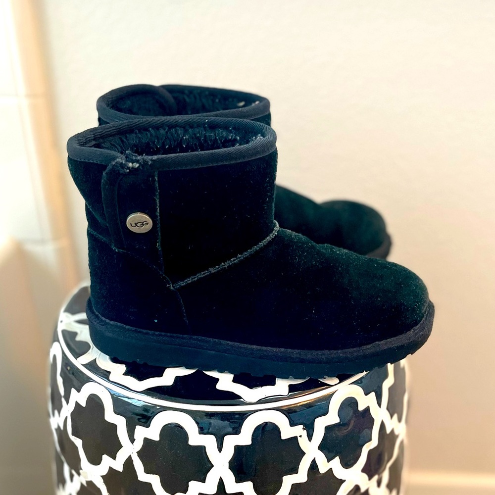 Black Minnie Ugg boots for big girls
